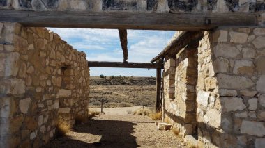Arizona 'daki Two Guns' ın Hayalet Kasabası 'ndaki hayvanat bahçesi harabelerinin içinde. Yüksek kalite fotoğraf