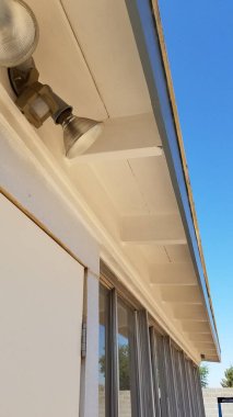 Ev Geliştirme, Mesa, Arizona 'daki Eski Tuğla Evi' ne Ahşap Saçak Boyama. Yüksek kalite fotoğraf