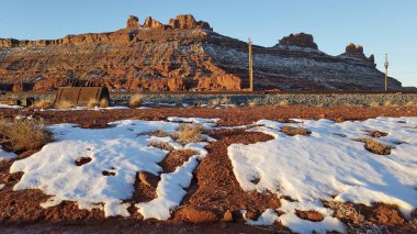 Utah, Moab yakınlarındaki Karlı Kaya oluşumlarında Sabah Işığı. Yüksek kalite fotoğraf