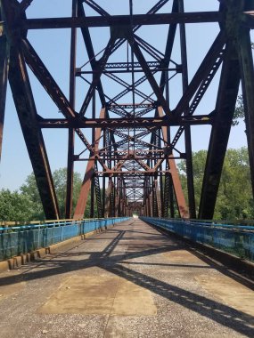 Illinois ve Missouri arasındaki Old Chain of Rocks Köprüsü, Tarihi Yol 66. 1936 ve 1965 yılları arasında kullanılmış. Bir milden daha uzun. Şimdi sadece yayalar ve bisikletler geçebilir. Yüksek kalite fotoğraf