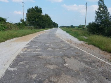 66. otoyolun eski bir bölümünde, Oklahoma 'da Narcissa yakınlarında çukurlar var. Yüksek kalite fotoğraf
