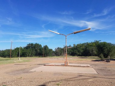 Terk Edilmiş Benzin İstasyonu otoparkındaki Retro Floresan Açık Hava Işıkları. Yüksek kalite fotoğraf