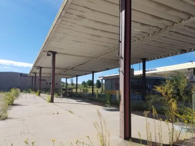 Terk edilmiş Benzin İstasyonu, Eski Kamyon Durağı, Tucumcari, NM, Tarihi Yol 66. Yüksek kalite fotoğraf