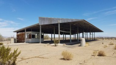 66 numaralı karayolu boyunca terk edilmiş denetim istasyonu, Daggett, California. Yüksek kalite fotoğraf