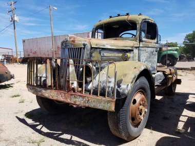 Terk Edilmiş Eski Kamyon 'un ön ucu Moriarty, New Mexico' daki 66. Yol 'da. Yüksek kalite fotoğraf