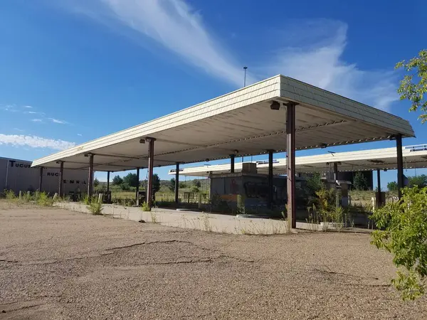 Terk edilmiş Benzin İstasyonu, Eski Kamyon Durağı, Tucumcari, NM, Tarihi Yol 66. Yüksek kalite fotoğraf