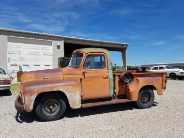 Moriarty, New Mexico 'daki Route 66 boyunca eski bir kamyonet. Yüksek kalite fotoğraf