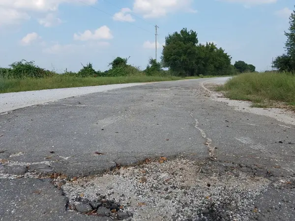 66. yoldaki Büyük Derin Çukur. Miami, Oklahoma 'ya yakın tek şeritli. Yüksek kalite fotoğraf