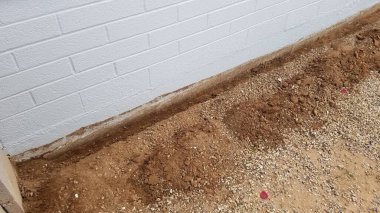 Arizona 'da bir tuğla evin etrafını kazan Termit Önleme Çukuru. Yüksek kalite fotoğraf