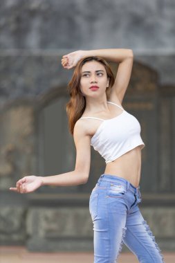 Bu modaya uygun görüntü, kendine güvenen şık bir kişinin görüntüsünü yansıtıyor. Kıyafet, açık mavi kotla eşleştirilmiş şık bir beyaz ekinden oluşuyor. Bu kotun kenarları göz kamaştırıcı detaylarla dolu. Bu kotun dokusu ve benzersizliği I 'ya ekleniyor.