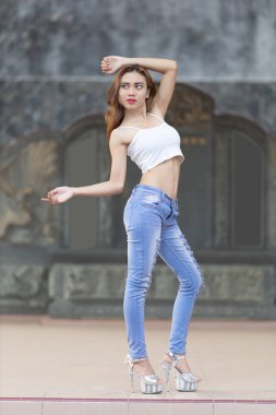 Bu modaya uygun görüntü, kendine güvenen şık bir kişinin görüntüsünü yansıtıyor. Kıyafet, açık mavi kotla eşleştirilmiş şık bir beyaz ekinden oluşuyor. Bu kotun kenarları göz kamaştırıcı detaylarla dolu. Bu kotun dokusu ve benzersizliği I 'ya ekleniyor.