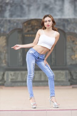 Bu modaya uygun görüntü, kendine güvenen şık bir kişinin görüntüsünü yansıtıyor. Kıyafet, açık mavi kotla eşleştirilmiş şık bir beyaz ekinden oluşuyor. Bu kotun kenarları göz kamaştırıcı detaylarla dolu. Bu kotun dokusu ve benzersizliği I 'ya ekleniyor.