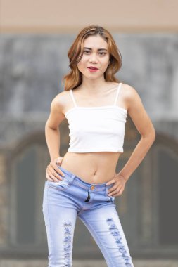 Bu modaya uygun görüntü, kendine güvenen şık bir kişinin görüntüsünü yansıtıyor. Kıyafet, açık mavi kotla eşleştirilmiş şık bir beyaz ekinden oluşuyor. Bu kotun kenarları göz kamaştırıcı detaylarla dolu. Bu kotun dokusu ve benzersizliği I 'ya ekleniyor.