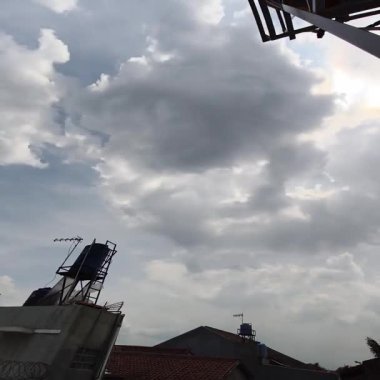 Pürüzsüz bir zaman atlamalı video canlı mavi gökyüzünde dinamik bir şekilde hareket eden bulutları parlak gün ışığından sıcak ve renkli bir günbatımına sorunsuzca geçiş yaparken gösteriyor. Profesyonel kullanım için ses ve durağan çerçeve olmadan tam HD & 30 fps ile çekildi.