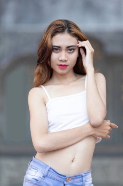 Bu modaya uygun görüntü, kendine güvenen şık bir kişinin görüntüsünü yansıtıyor. Kıyafet, göz alıcı beyaz bir hasat bluzundan oluşuyor..