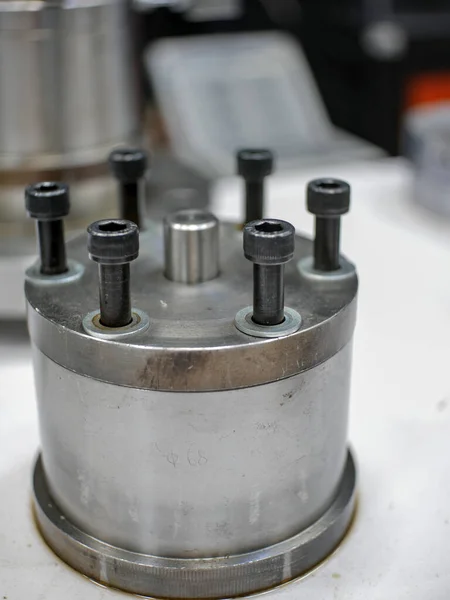 Steel cylinder with socket head screws