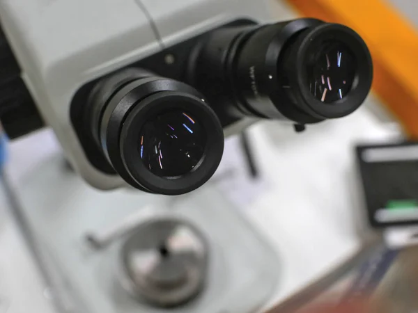 Close Van Optica Van Een Verrekijker Microscoop Basis Wazige Achtergrond — Stockfoto
