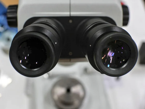 Zbliżenie Optykę Mikroskopu Binokularowego Jego Podstawa Znajduje Się Rozmytym Tle — Zdjęcie stockowe
