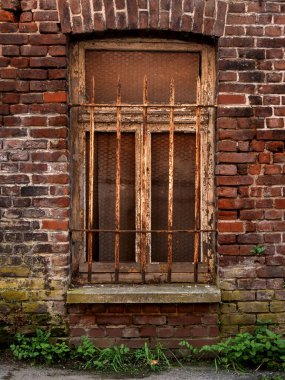 Terk edilmiş bir evin çok eski penceresi