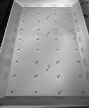 Onarılması gereken bir LED televizyonun parçaları. Elektronik kartlar, kabartmalar, döşemeler, bağlantılar