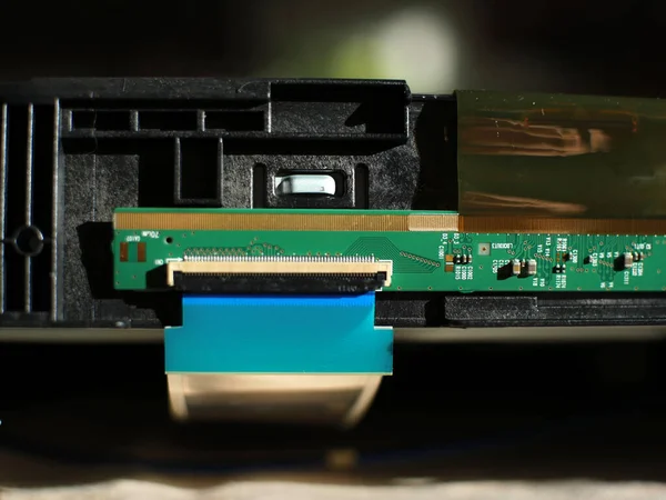 Led电视机在拆卸修理过程中的部件 电子贺卡 连接件 — 图库照片