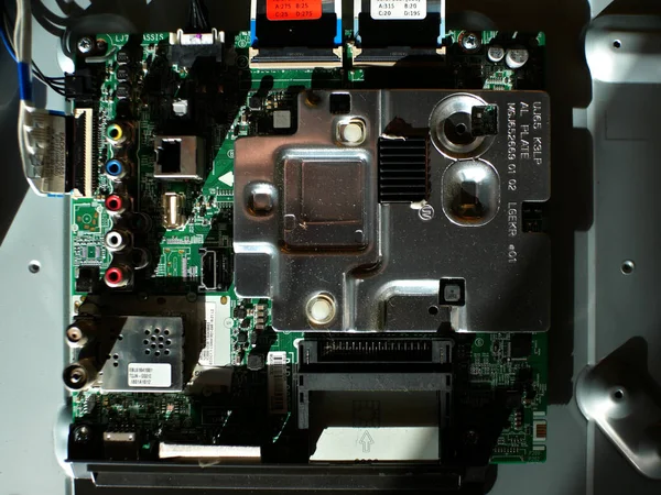 Led电视机在拆卸修理过程中的部件 电子贺卡 连接件 — 图库照片