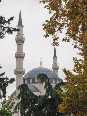 Arnavutça 'da Tiran' ın Ulu Camii, Cihama e Madhe e Tirans, Namazgh Camii olarak da bilinir. Parlamento yakınlarında yer alan yapı, Osmanlı mimarisinin bir özelliğidir.. 