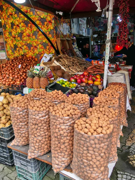 Gyümölcs Zöldségárus Standja Egy Szabadtéri Piacon Tiranában Albániában Burgonya Diófélék — Stock Fotó
