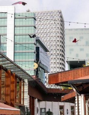 Dükkanları ve restoranları ile Tiran Kalesi 'nin yaya geçidi