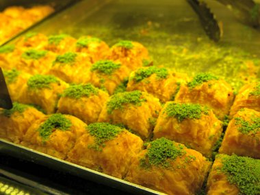 Türk hamur işleri pencerenin arkasındaki tepsiye kondu.