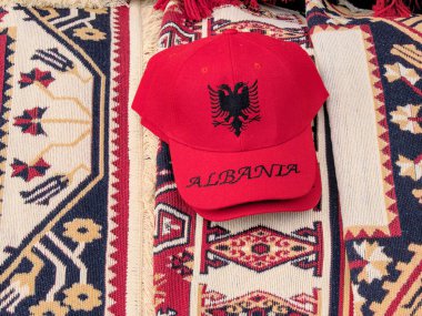 Geleneksel kapaklara Arnavutluk sembolü konulmuş kırmızı başlık