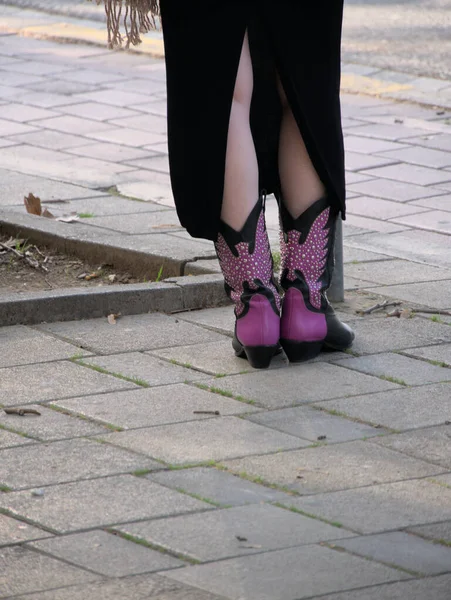 Pernas Uma Mulher Usando Botas Tipo Santiag Rosa Chão Paralelepípedos — Fotografia de Stock