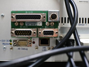 Ekran için konnektörleri olan hafif bulanık elektronik pano