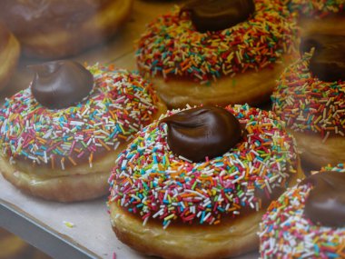 Pczki (tekil olarak pczek), geleneksel Polonya çörekleri, kızarmış, sade veya reçel veya çikolata ile doldurulmuş. Öyleler ve genellikle kalın bir şeker jölesiyle kaplanırlar. Biraz bulanık..