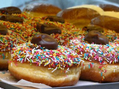 Pczki (tekil olarak pczek), geleneksel Polonya çörekleri, kızarmış, sade veya reçel veya çikolata ile doldurulmuş. Öyleler ve genellikle kalın bir şeker jölesiyle kaplanırlar. Biraz bulanık..