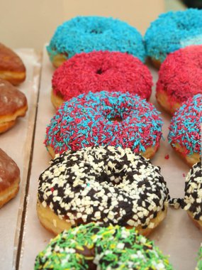 Pczki (tekil olarak pczek), geleneksel Polonya çörekleri, kızarmış, sade veya reçel veya çikolata ile doldurulmuş. Öyleler ve genellikle kalın bir şeker jölesiyle kaplanırlar. Biraz bulanık..