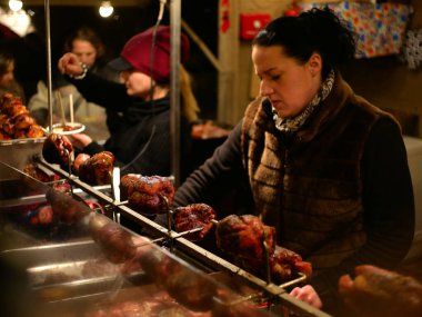 Krakow Noel pazarında büyük bir ızgarada hafif bulanık domuz boğumları..
