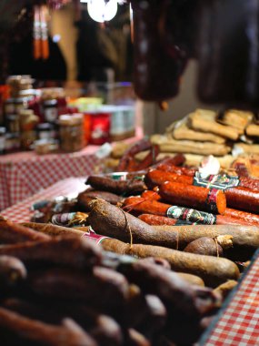 Krakow Noel pazarında hafif bulanık cilacı sosisler..