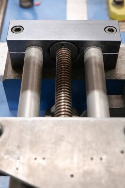 Worm screw fixed on aluminium and steel parts