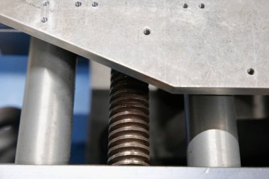 Worm screw fixed on aluminium and steel parts