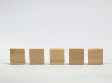 Five wooden squares in line, on a white background, to fill in with letters of your choice.