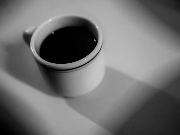 白コーヒーカップの黒と白の高角度ビュー オフセンターの正方形のビネット付き — ストック写真