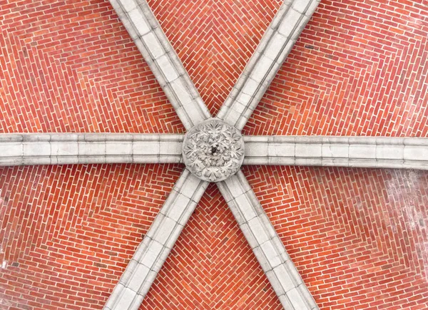 Taştan Kemerli Kırmızı Tuğlalı Tavanın Alt Görüntüsü — Stok fotoğraf