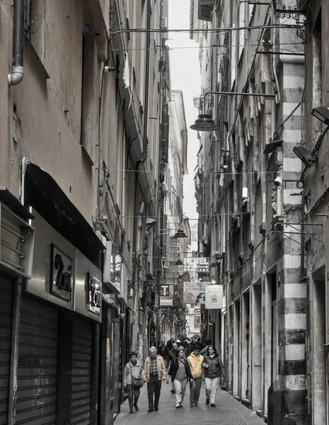ジェノヴァの石畳の道を歩く人々 — ストック写真