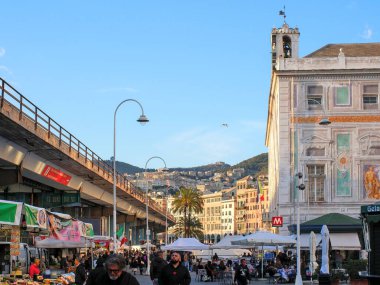 Ceneviz 'in eski limanında insanlar geziyor, tüccarlar, köprü ve banka..