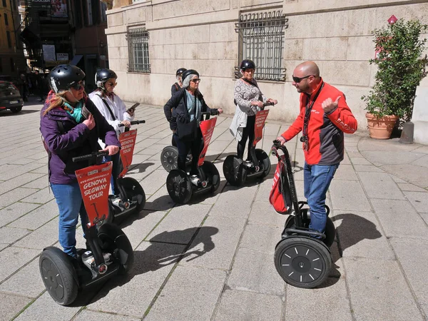 Küçük bir grup Segway City 'de Cenova turu yapıyor.