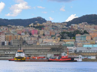 Cenova, İtalya - 04 / 03 / 2023: Cenova marinasındaki sahil güvenlik botları