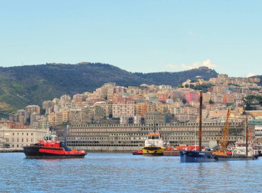 Cenova, İtalya - 04 03 2023: Cenova marinasında sahil güvenlik botları