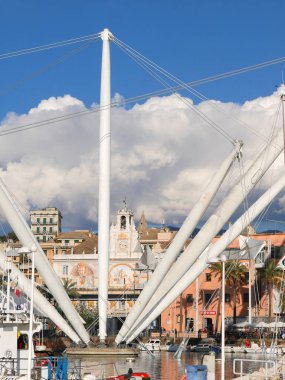 Cenova, İtalya - 04 02 2023: Ceneviz 'deki eski liman tekneleri ve Bigo. 