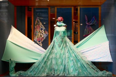 Ceneviz, İtalya - 04 04: 2023: Mağaza vitrininde sergilenen görkemli yeşil elbise